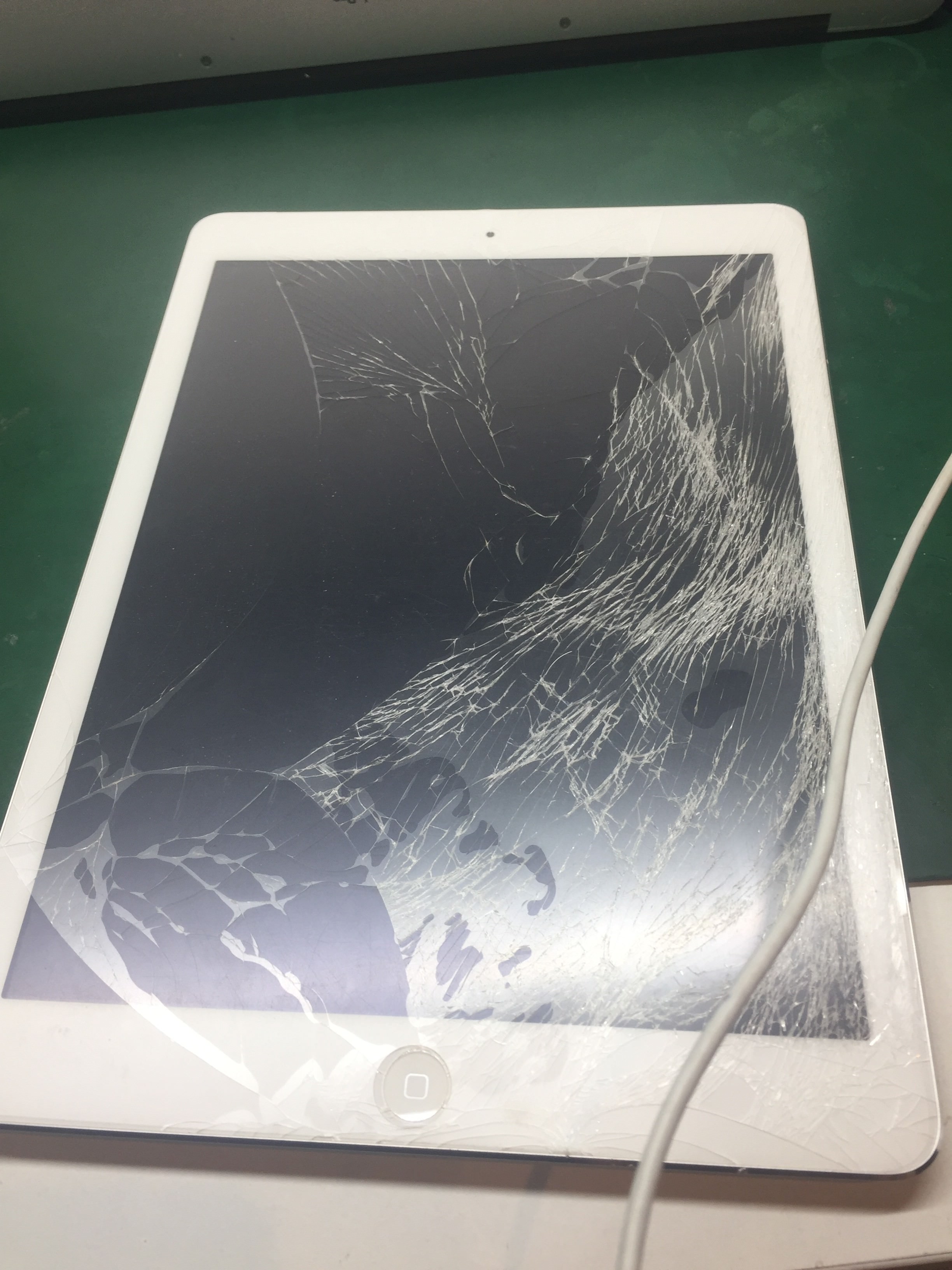 iPadを踏んでしまった・・・画面がヒビだらけに！iPadAirガラス修理 ...