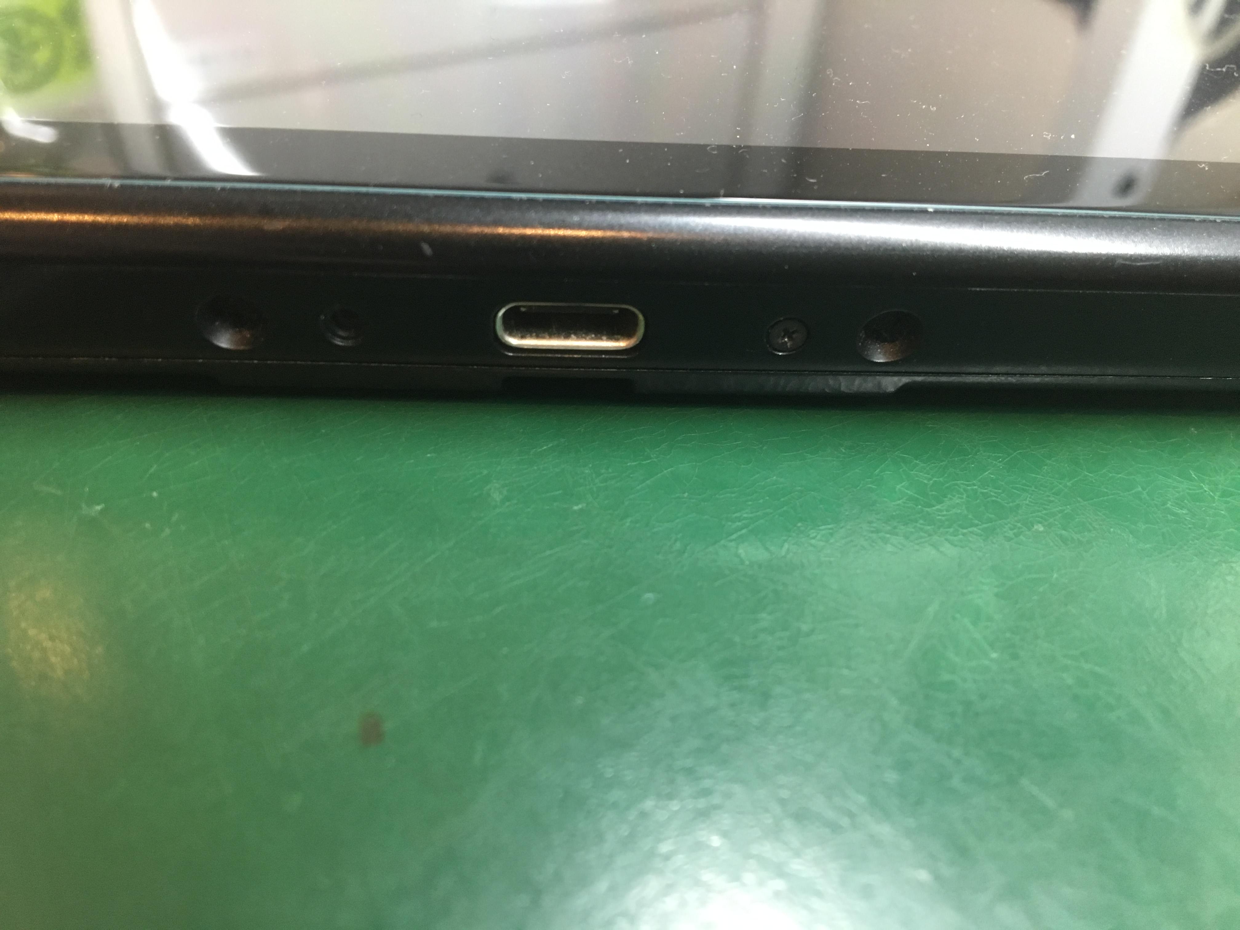 充電するのにコツがいるは故障ですよ 差込口がグラグラ充電がおかしい Nintendo Switch 充電口修理 スマホスピタル池袋