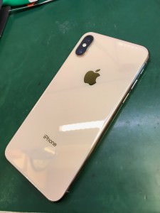 後ろが剥がれてくるボロボロのiPhoneXS！バックパネル交換修理で新品の様に綺麗になる！ | スマホスピタル池袋店の修理速報