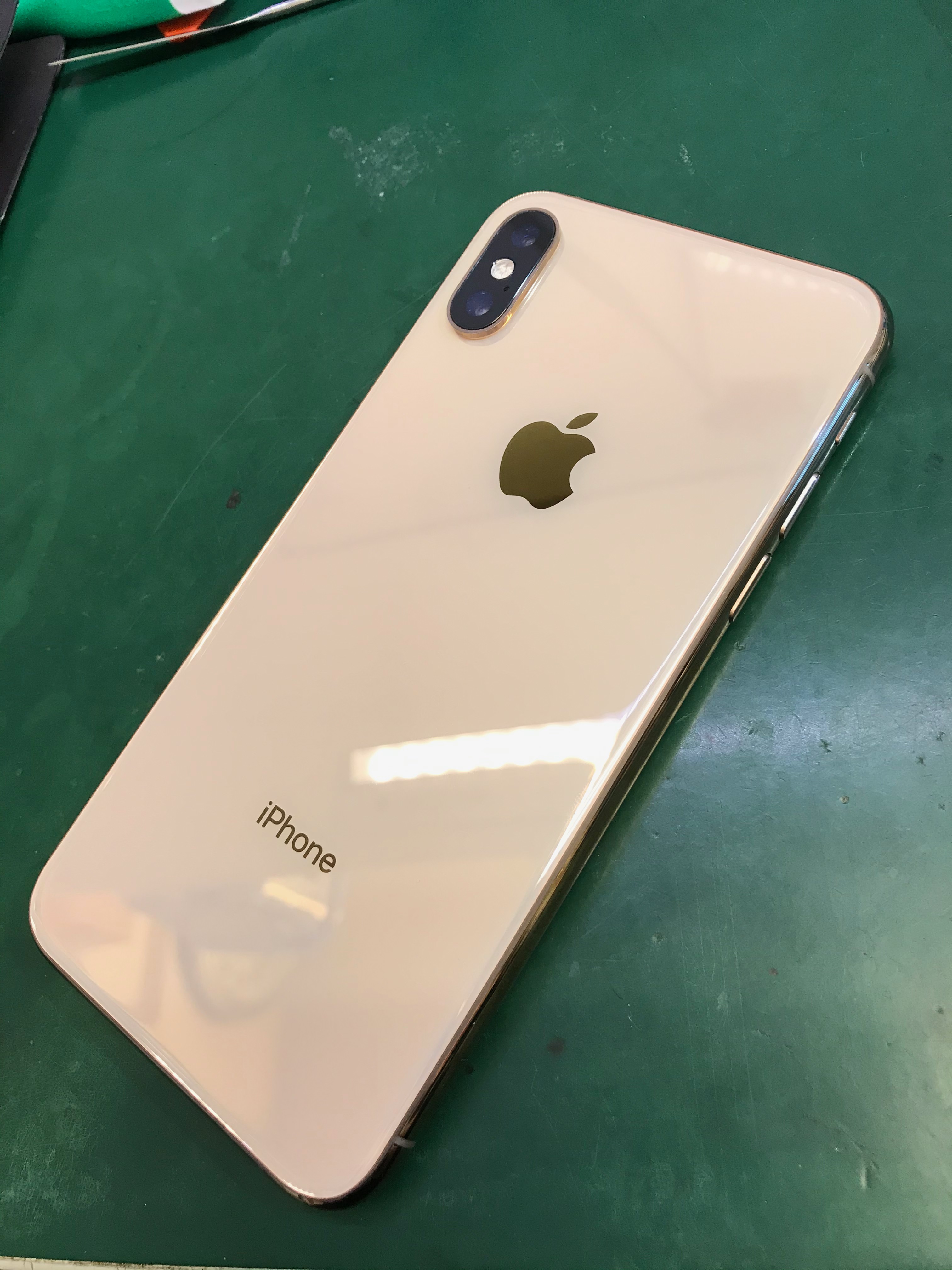 後ろが剥がれてくるボロボロのiPhoneXS！バックパネル交換修理で新品の様に綺麗になる！ | スマホスピタル池袋