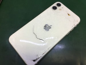 爆買い通販iPhone11 本体　ホワイト　液晶下部分/背面割れ スマートフォン本体