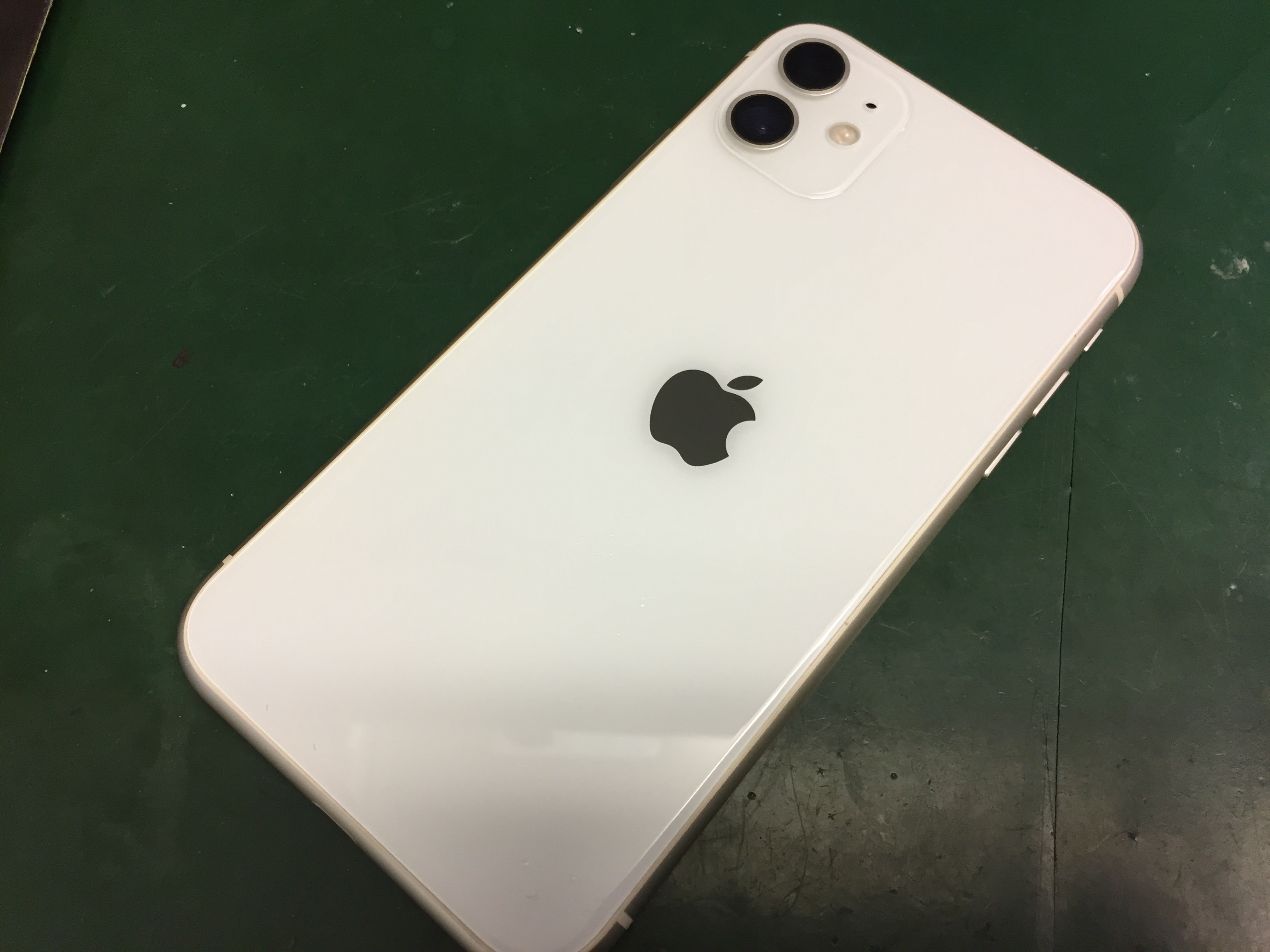 iPhone11 64GB ホワイト 背面ガラス破損 - スマートフォン本体