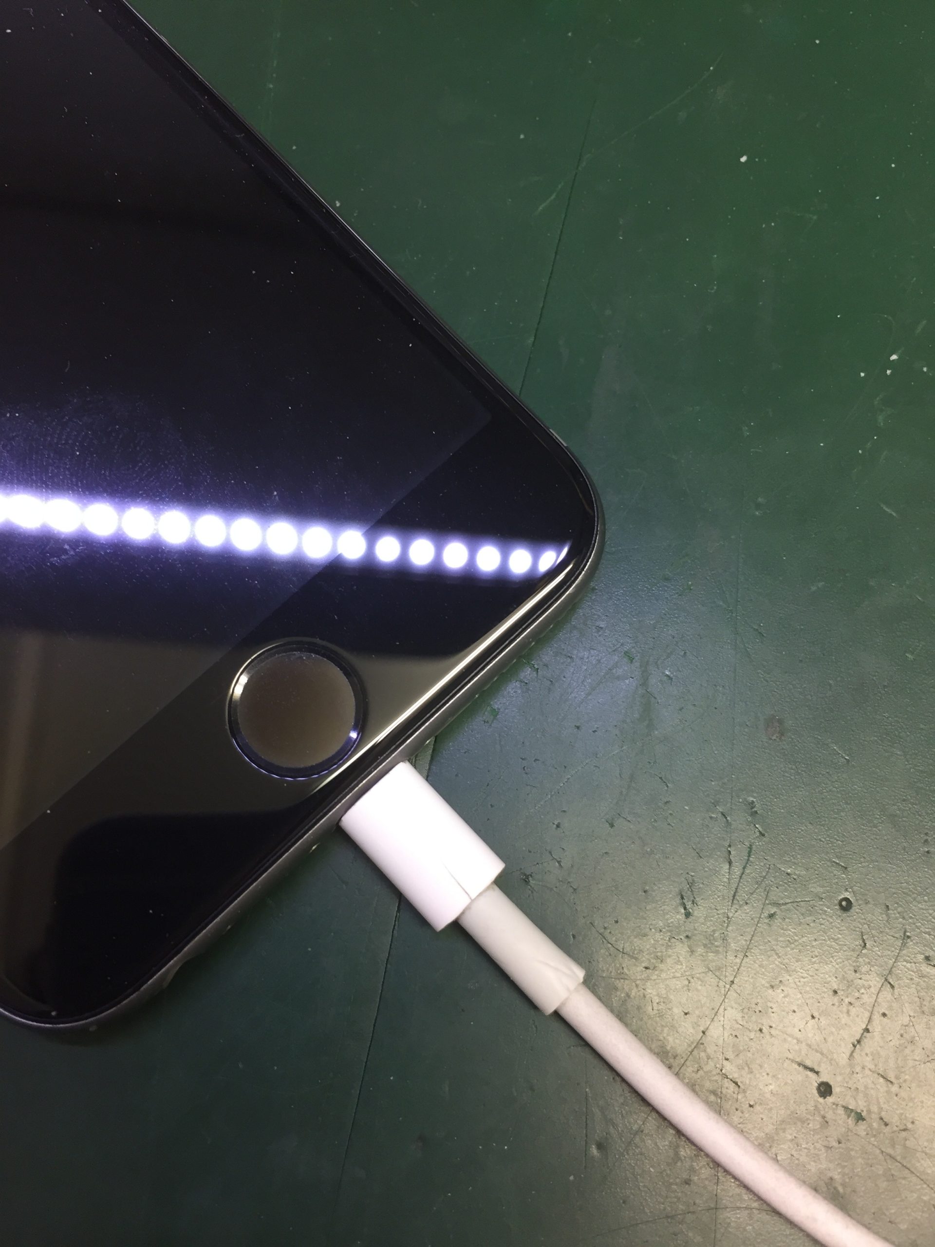 充電ができない⁉︎iPhone SE2 のドックコネクター交換修理