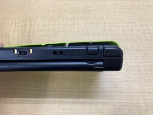 New 3DS LLのバッテリー膨張により、背面が持ち上がっている