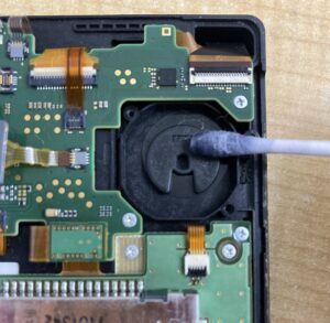 New 3DS LLのスライドパッド内部を掃除して汚れが付着した綿棒