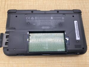 3DS LL 背面カバーを取り外した状態 分解作業中