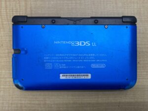 3DS LLの背面ボトムケースと精密ネジの位置を示す画像