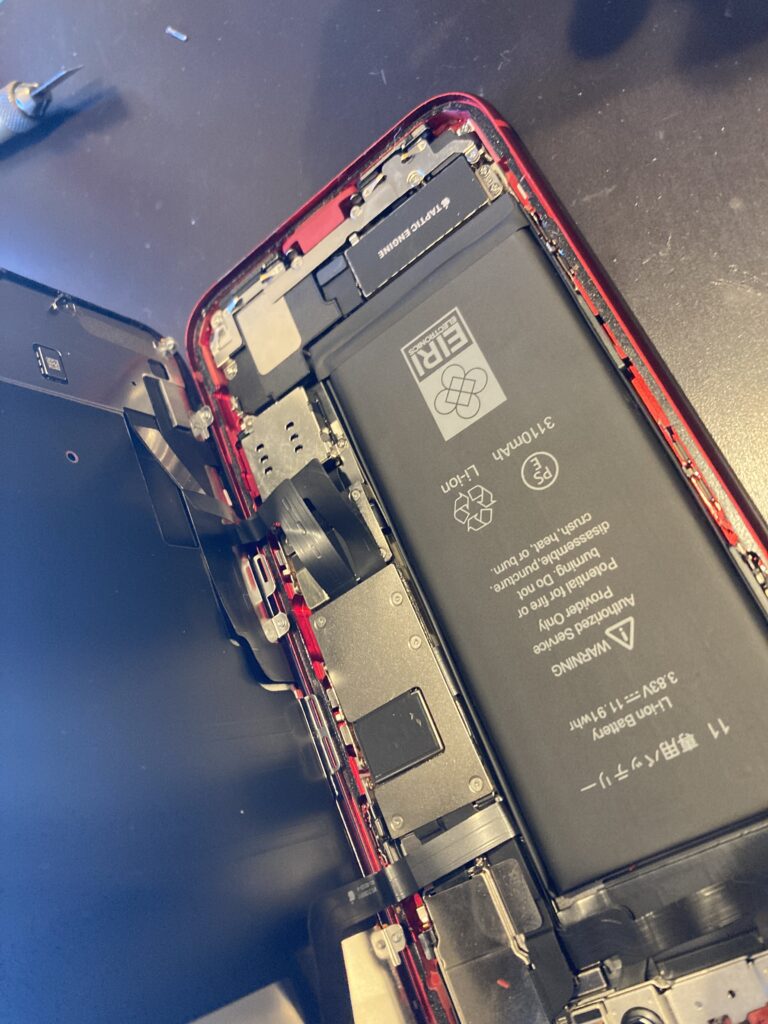 iPhone11 分解中の内部構造と液晶仮付け確認作業