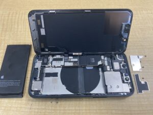 iPhone 13 mini 劣化した純正バッテリーの取出し