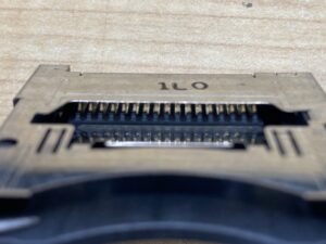 交換用の新品3DS LLゲームカードスロット。