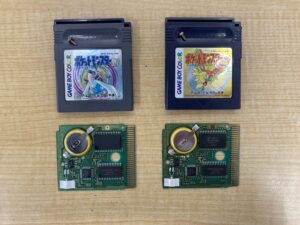 電池交換が完了したポケモン金・銀の基板。新しい電池がしっかり固定され、セーブ機能が復活。 (Pokemon Gold and Silver PCBs after successful battery replacement)