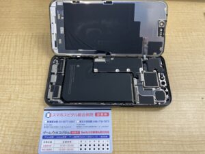 iPhone 15 Pro Maxの分解作業