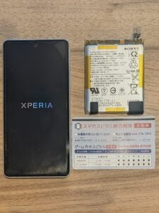 バッテリー交換が完了し、正常に起動・充電されているXperia Ace IIIの画像