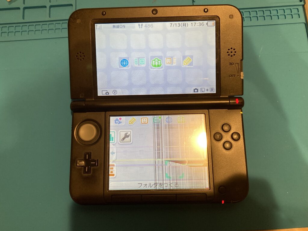 3DSLL　下画面が破損してしまい縦に虹色の線が入っている写真