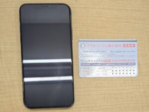 修理受付時のiPhone X全体像。画面の浮き上がりが見受けられる。