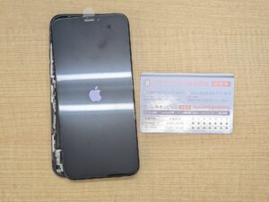 組み立て前の状態で電源を入れ、画面の緑線が消え正常に動作している様子。