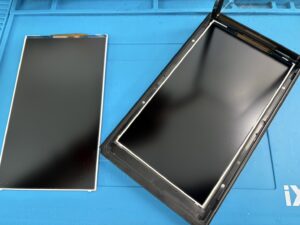 Switch修理：本体フレームから不良のある液晶パネルを分離・取り外した状態