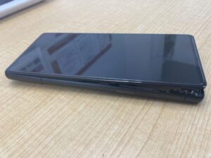 Google Pixel 6のバッテリーが膨張し、本体フレームから有機ELディスプレイが激しく浮き上がっている状態