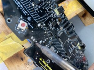 スマホスピタル秋葉原店でのスティック修理・はんだ付け作業の様子
