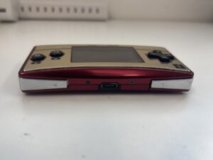 ゲームボーイミクロの外見。充電ポートの位置に、新しいUSB Type-Cモジュールがハンダ付けされている。