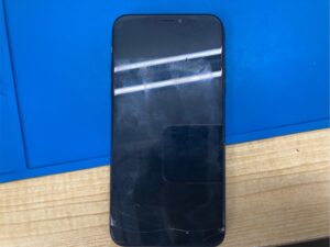 画面ガラスが割れているiPhone XS。修理前の状態。