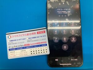 画面交換が完了し、新しい液晶パネルが鮮明に表示されているiPhone XS。動作確認中の状態。