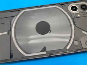 Nothing Phoneの背面ガラスパネルを取り外し、ワイヤレス給電コイルが見えている状態