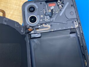 Nothing Phoneの古いバッテリーから新しいバッテリーへの交換が完了した状態
