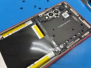 Xperia 10 IIIの背面パネルを取り外し、内部のバッテリーやNFCアンテナが見えている状態