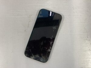 液晶画面が激しく割れて破損しているiPhone 17の実機写真