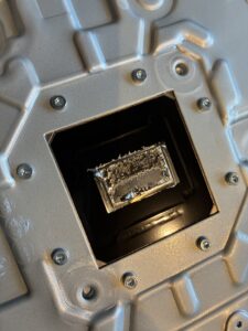 PS5の銀色のヒートシンク側。APUと接する部分に、劣化した液体金属がこびりついている様子。