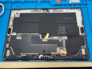 非常に割れやすいSurface Pro 7のフロントパネル（画面）を、専用工具で安全に分離した内部の様子