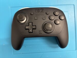 修理を受け付ける前のNintendo Switch 2 Proコントローラーの全体像