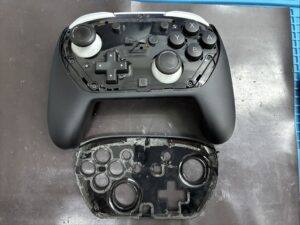 表面のパネルを丁寧に取り外した状態のNintendo Switch 2 Proコントローラー内部