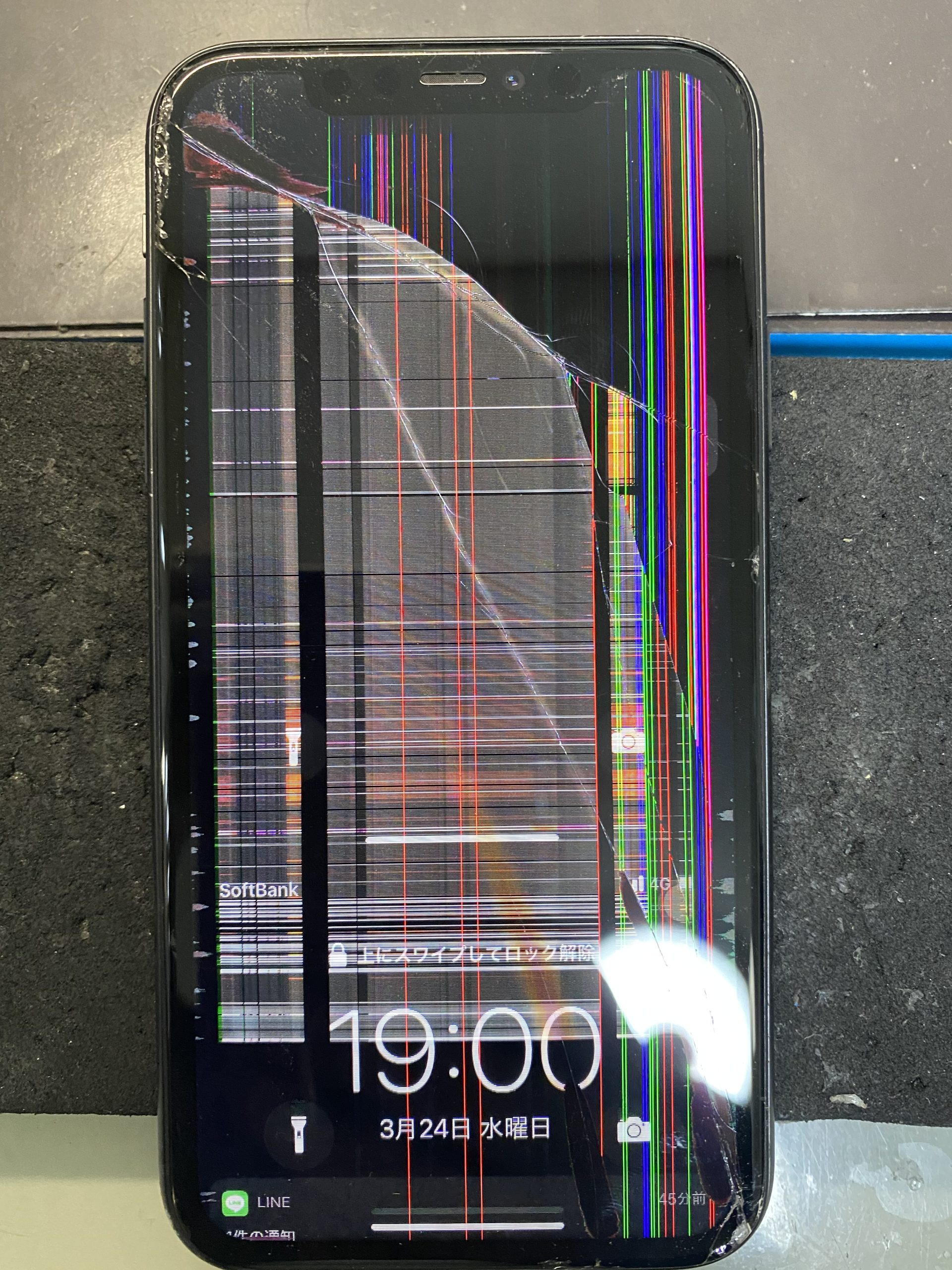 Apple スマートフォン ブラック iPhone11 液晶縦線 液晶がカラフルな縦線だらけになったiPhone11の画面交換修理を