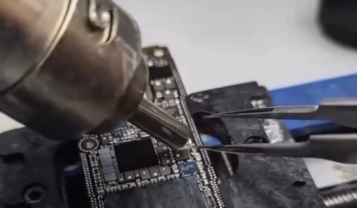 スマホが起動しない？諦める前に知るべき「基板修理」という選択