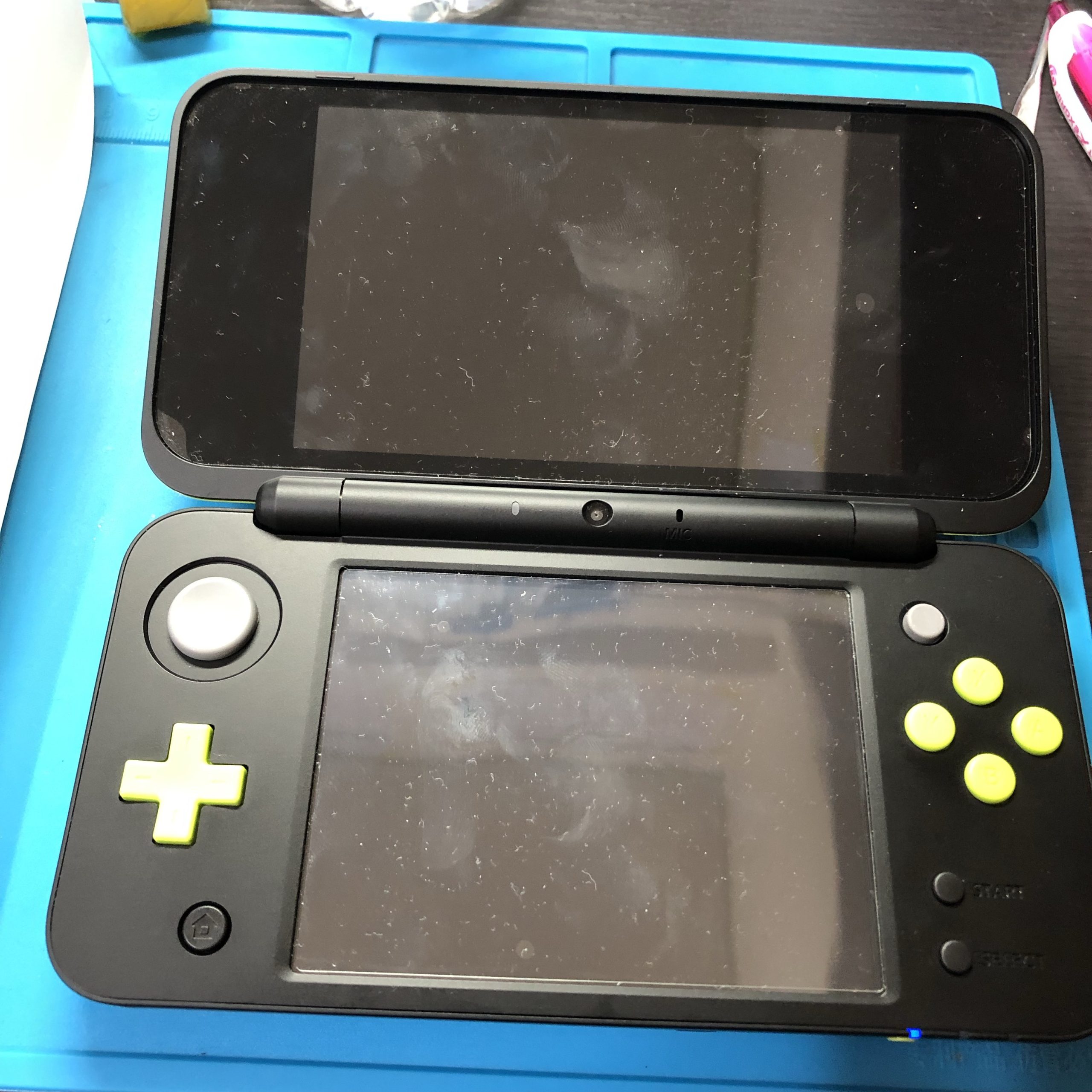 New Nintendo 2DS LL 上画面修理 上下画面が映らなくなる。上画面修理