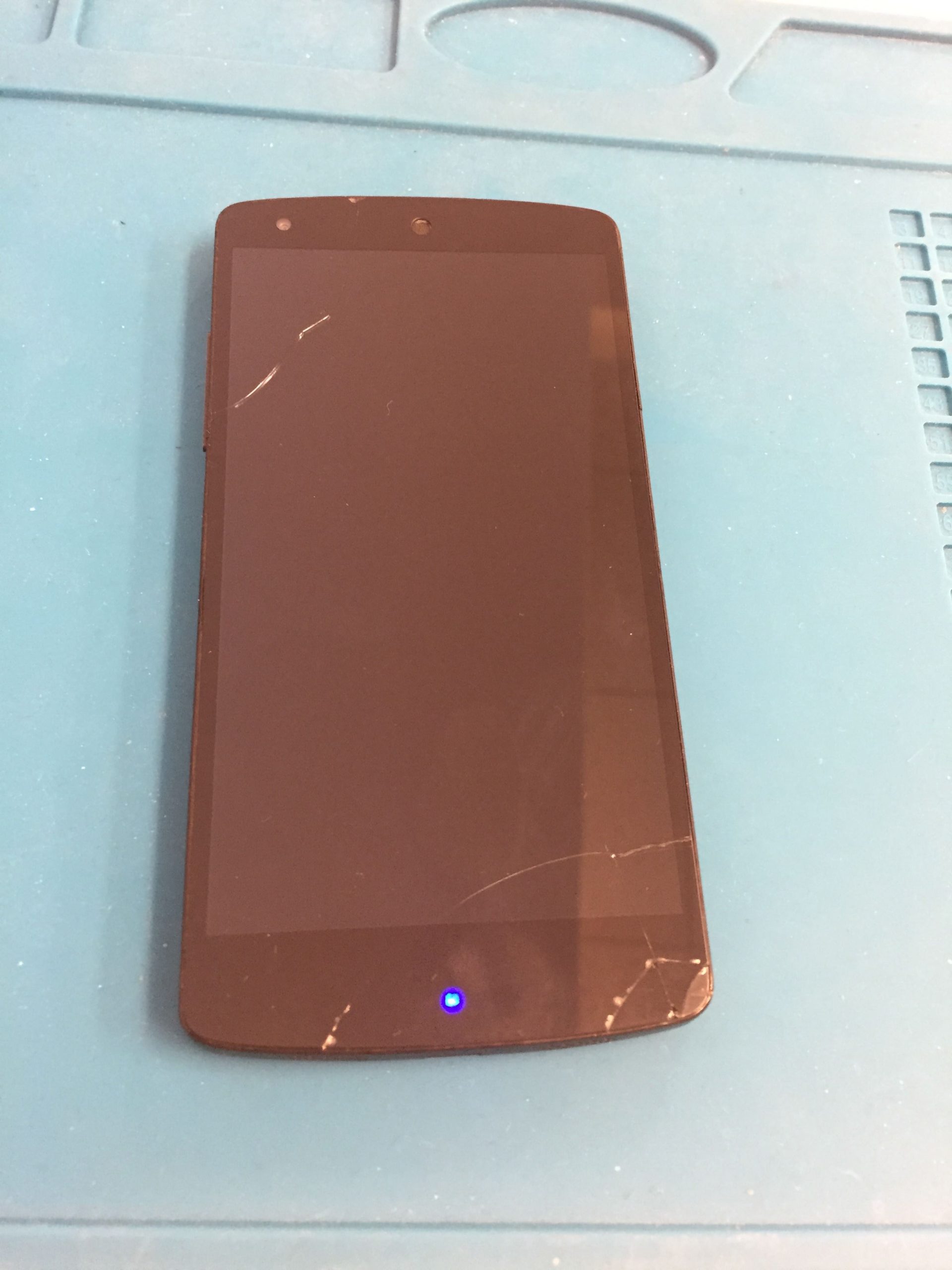 Nexus 5】落とした拍子に画面が真っ暗に！もうダメなのか