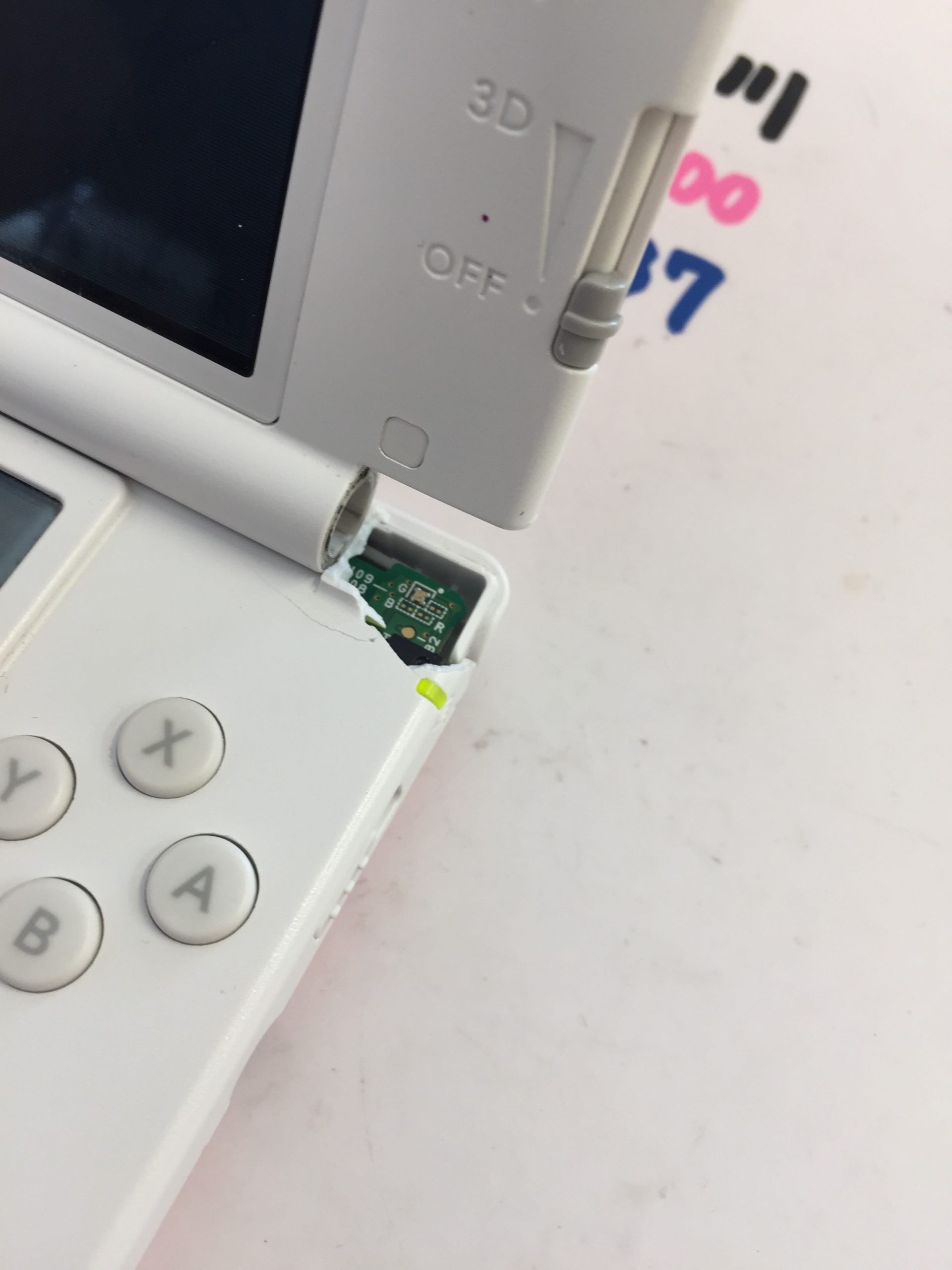 3DS LL】フレームの角が欠けて基板が丸見え…！3DSなどのゲーム機も  
