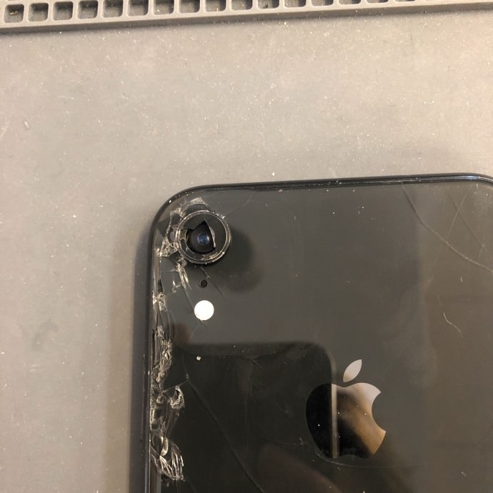 Iphone Xr 立川からお越しのカメラレンズが割れてしまった端末 カメラの確認をしてみるとホコリが付いて白くモヤが映っていました スマホスピタル立川