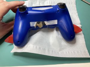 PS4コントローラーの外装にピックを差し込んだ状態