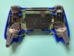 PS4コントローラーのバイブのケーブル位置