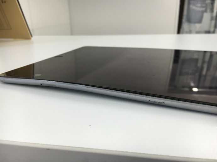 本体フレームが曲がって画面が浮いているiPadAir2