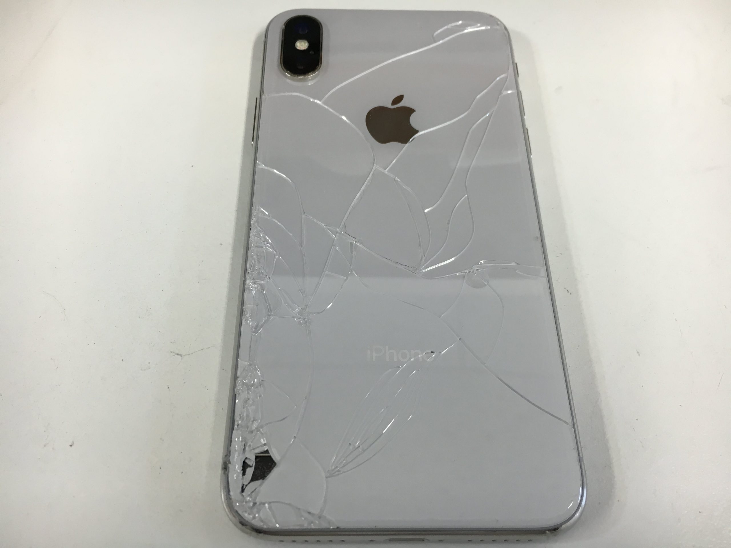 iPhoneXのバックガラスが割れて背面に穴が空いた！作業時間120分で修理