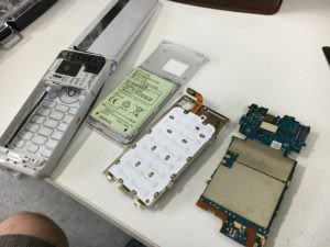 分解途中のP-Smart(P-01J)