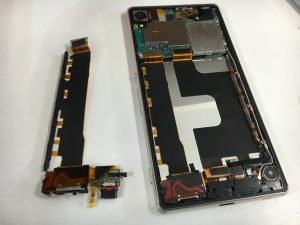 電源ボタンを交換するために分解しているXperiaZ4(SO-03G)