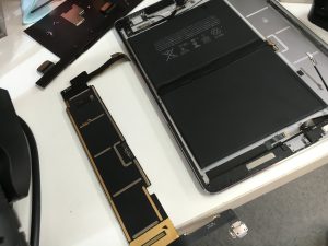 基板まで分解(terdown)したiPad Pro 9.7インチ