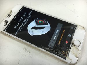 画面の縁が欠けて中が見えているiPhone7