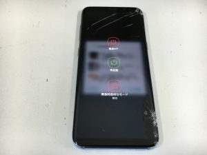 有機ELディスプレイが割れて画面全体にヒビが広がっているギャラクシーS7エッジ(SC-02H)