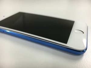 バッテリー膨張でハマグリ化して画面が浮いてホームボタンが陥没しているiPod touch第6世代